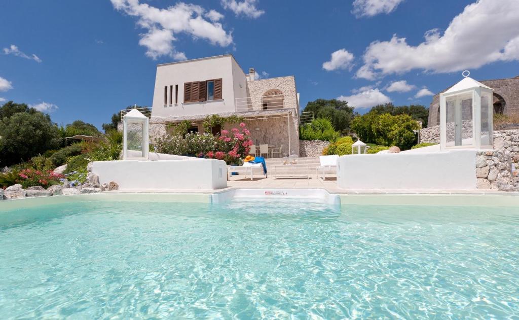 Bazén v ubytovaní Villa Fanò by Perle di Puglia alebo v jeho blízkosti