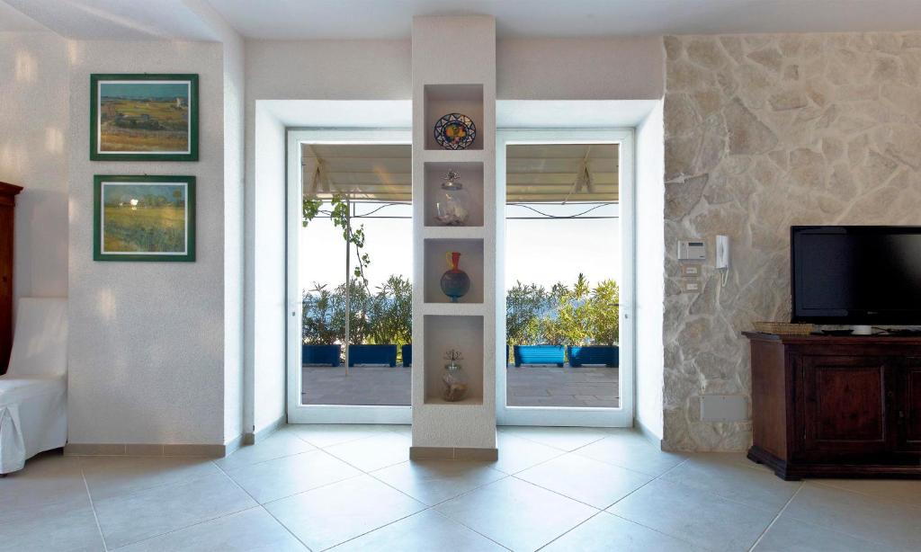 Televízia a/alebo spoločenská miestnosť v ubytovaní Villa Fanò by Perle di Puglia