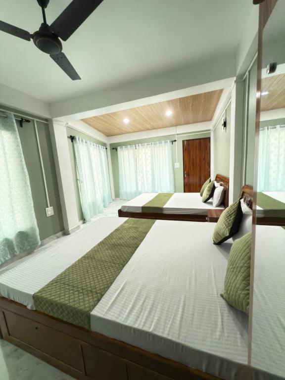 Postel nebo postele na pokoji v ubytování Maple Homestay