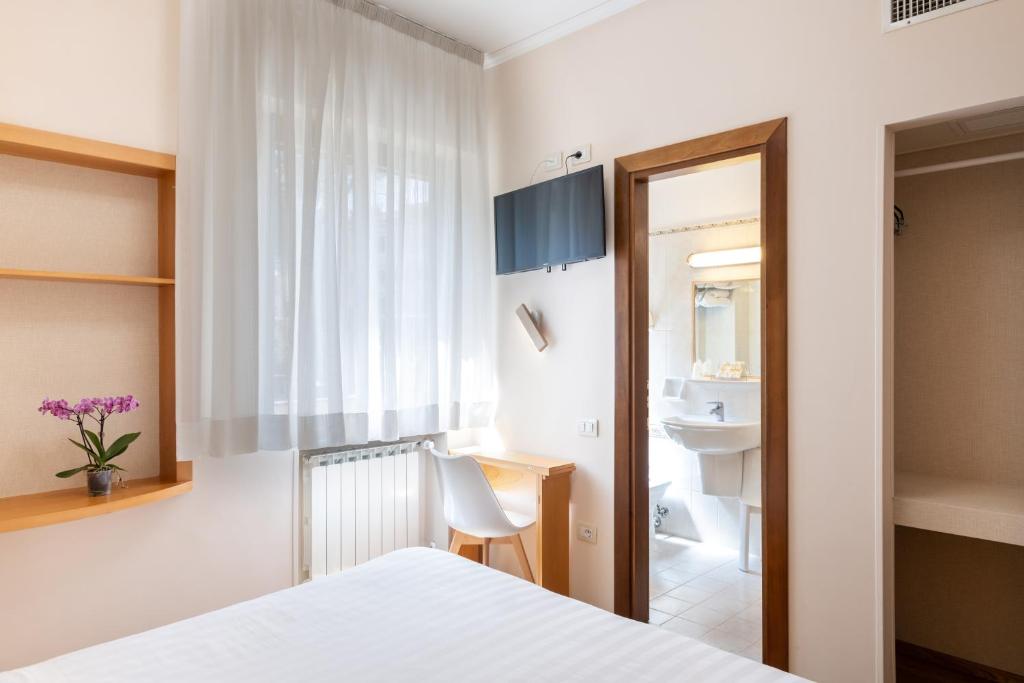 A bed or beds in a room at Hotel Santa Prisca