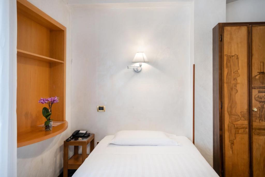 A bed or beds in a room at Hotel Santa Prisca