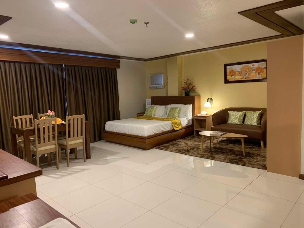 Postel nebo postele na pokoji v ubytování Surigao Royal Regency Suites