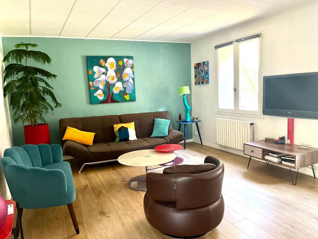ein Wohnzimmer mit Couch und Tisch in der Unterkunft Au Cœur des Vignes in Malleval