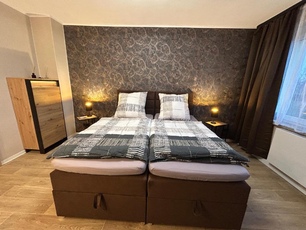 una camera da letto con due letti in una stanza di Apartement 1 a Breitenbach