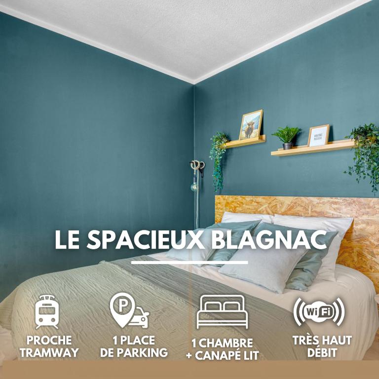 une chambre avec un lit et un mur bleu dans l'établissement Spacious Apartment Blagnac Parking-Tram-Airport, à Blagnac
