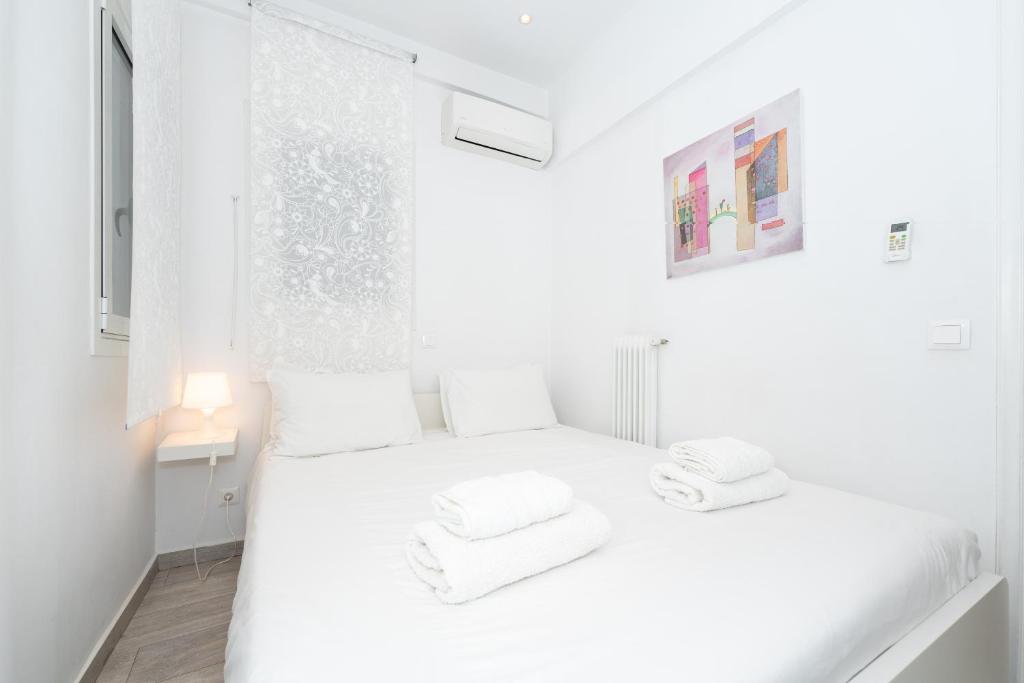 Postel nebo postele na pokoji v ubytování Spacious Modern Apartment in Athens near Metro