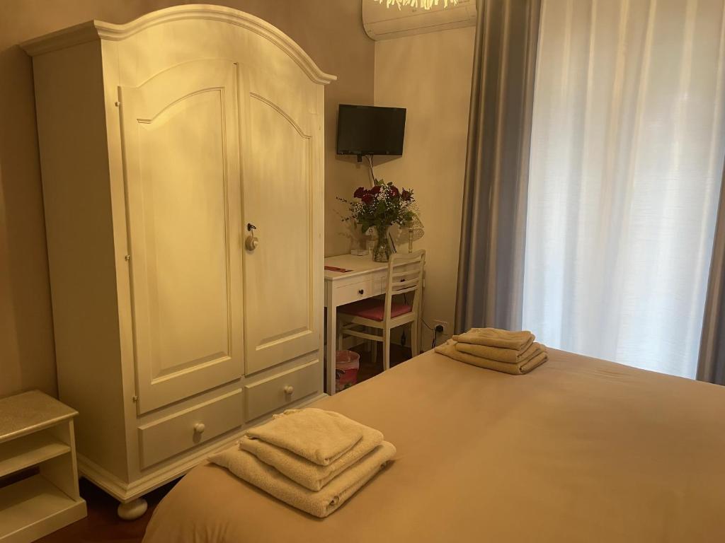 A bed or beds in a room at Bed & Breakfast con vista giardino e piscina