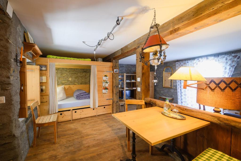 Postel nebo postele na pokoji v ubytování Albergo Ristorante Grotto Miralago