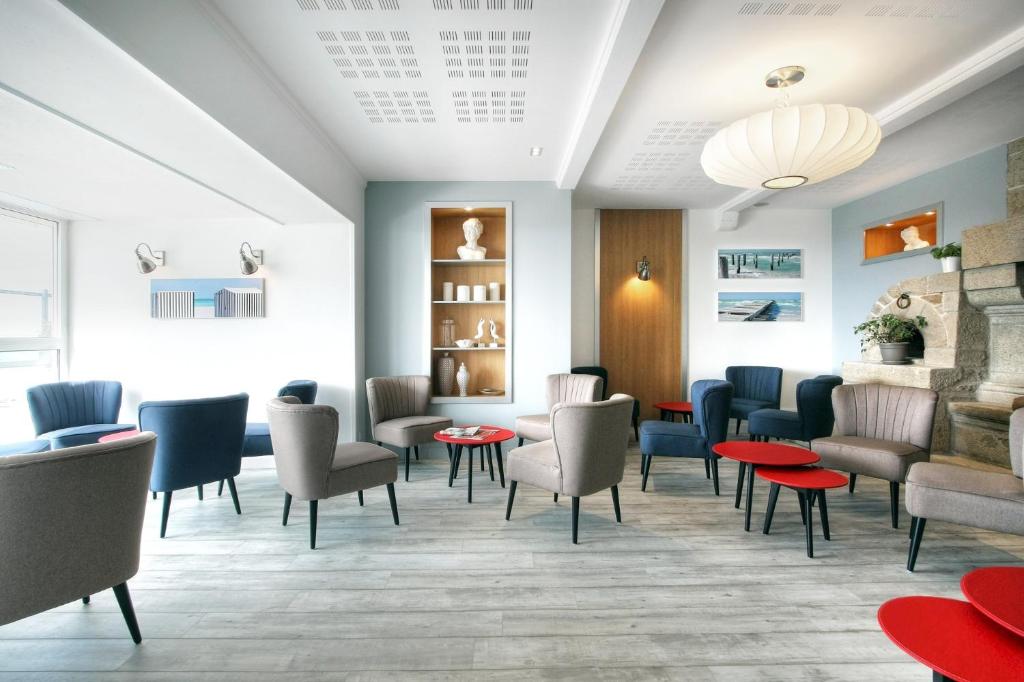 a waiting room with chairs and tables at Hôtel La Petite Sirène Quiberon in Quiberon