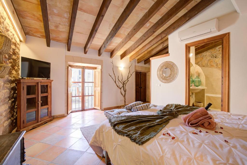 a bedroom with a bed and a tv in a room at Hotelet Can Oms Picasso by Rentallorca in Petra