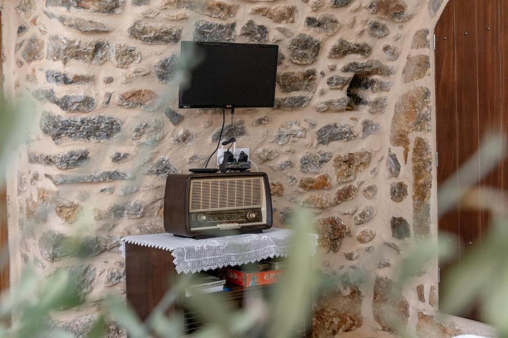 TV a/nebo společenská místnost v ubytování Stratis Tower since 1892