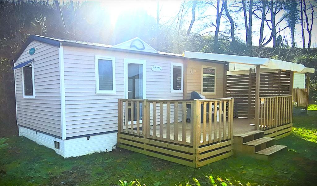 une petite maison avec un porche et une terrasse dans l'établissement M,H CONFORT PARIS, 3 Chbr 6 Pers, RER C 40 min piscine 600VOR, à Saint-Chéron