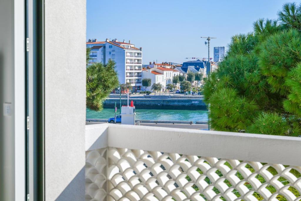d'un balcon avec vue sur la rivière et les bâtiments. dans l'établissement maison entierement renovee face au chenal pour 4 pers - la chaume, à Les Sables-dʼOlonne