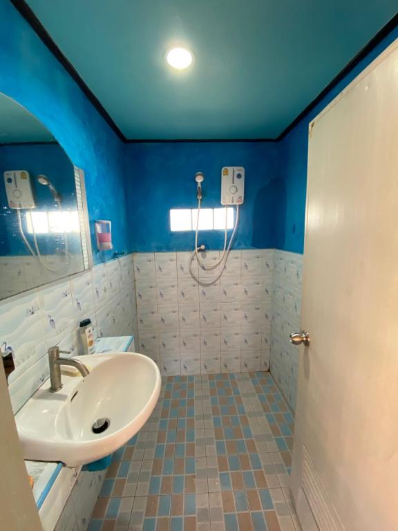Koupelna v ubytování Patcharin Homestay