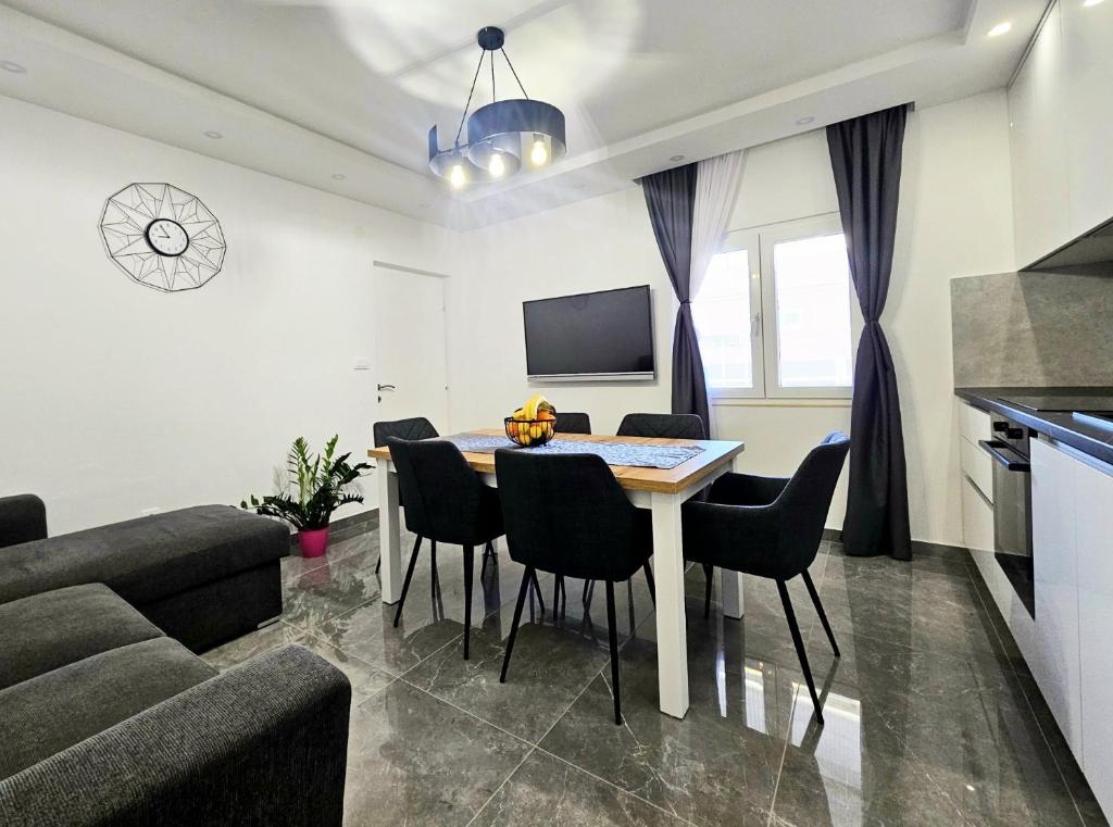 TV a/nebo společenská místnost v ubytování Beautiful villa - private heated pool, parking, BBQ near Split