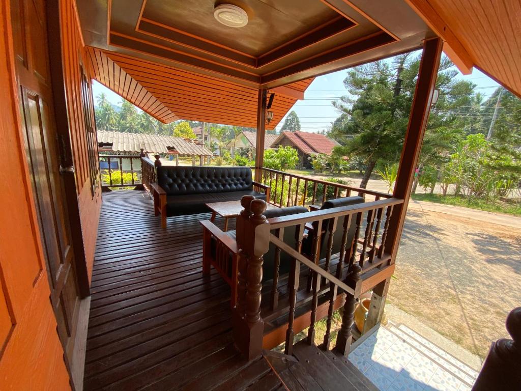 Balkón nebo terasa v ubytování Patcharin Homestay
