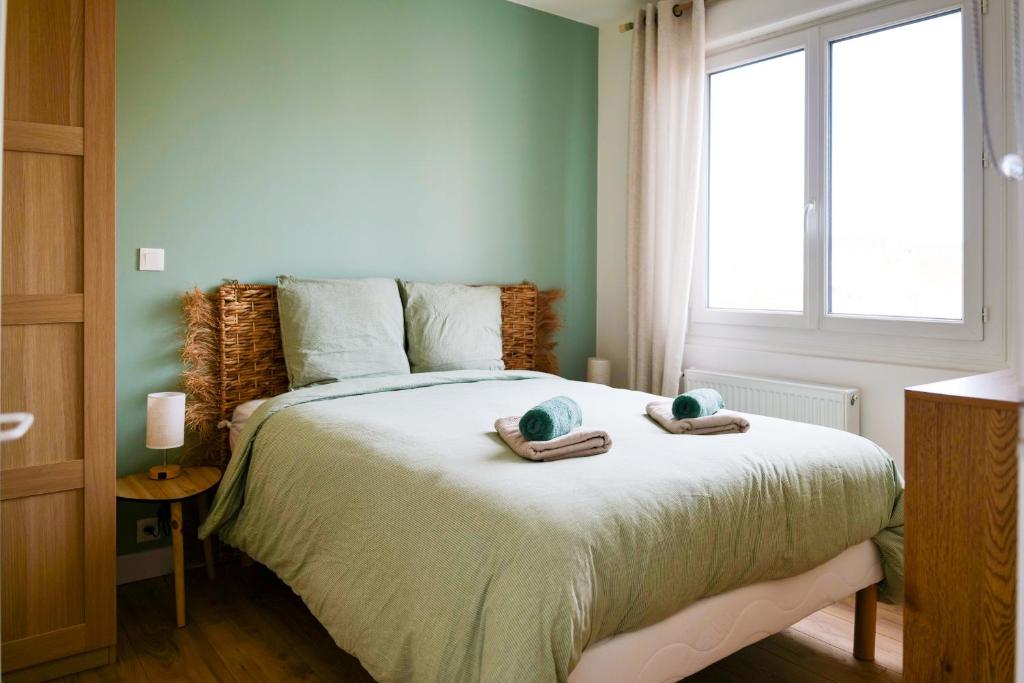une chambre avec un lit avec deux serviettes dessus dans l'établissement superbe appartement entierement renove - proche plage - quartier presidents, à Les Sables-dʼOlonne