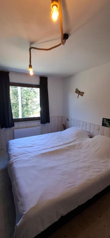 Postel nebo postele na pokoji v ubytování Dikke Vriend , herberg & taverne