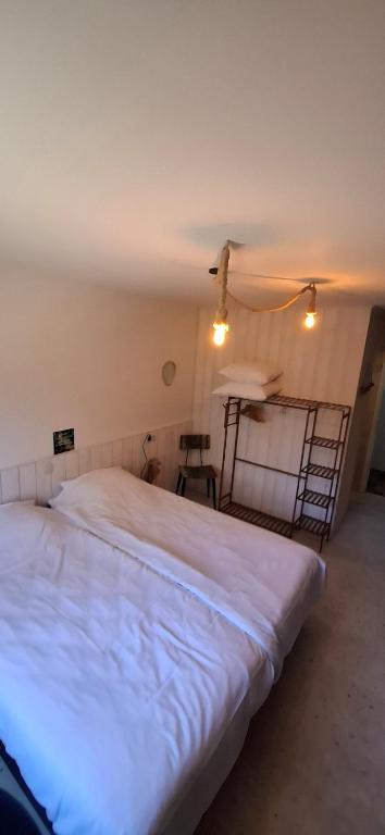 Postel nebo postele na pokoji v ubytování Dikke Vriend , herberg & taverne