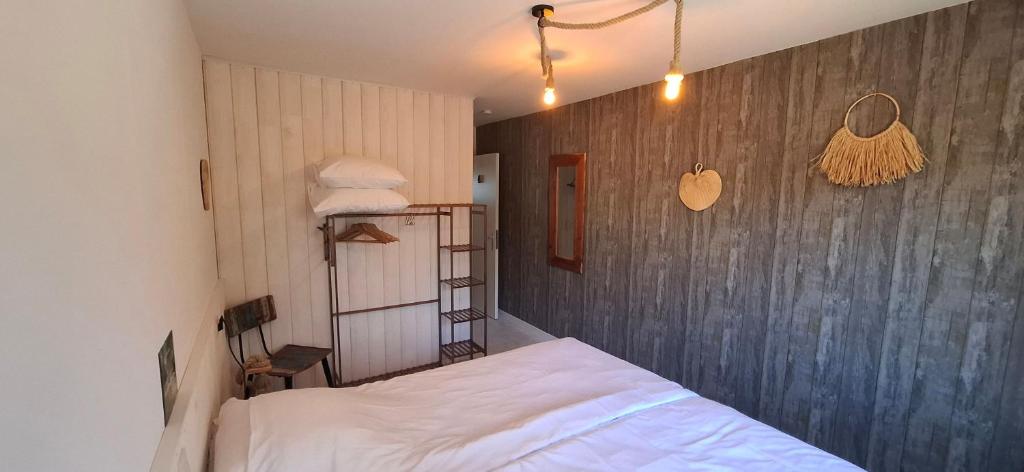 Postel nebo postele na pokoji v ubytování Dikke Vriend , herberg & taverne