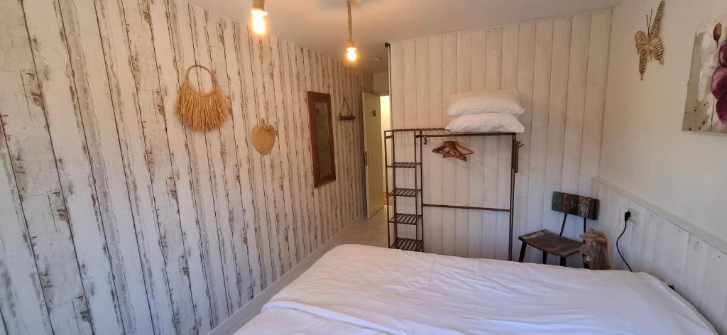 Postel nebo postele na pokoji v ubytování Dikke Vriend , herberg & taverne