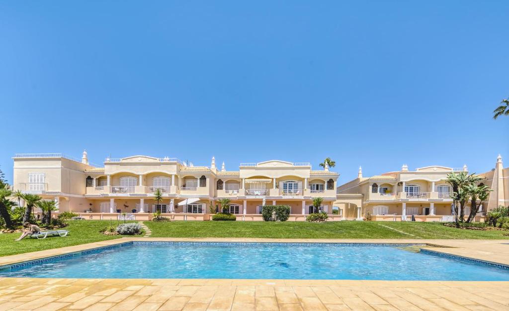 Bazén v ubytování Casa Marinha 3 nebo v jeho okolí