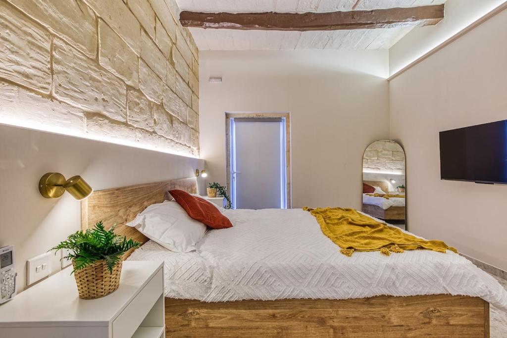 Postel nebo postele na pokoji v ubytování Exclusive 2BR Sliema Townhouse with Garden