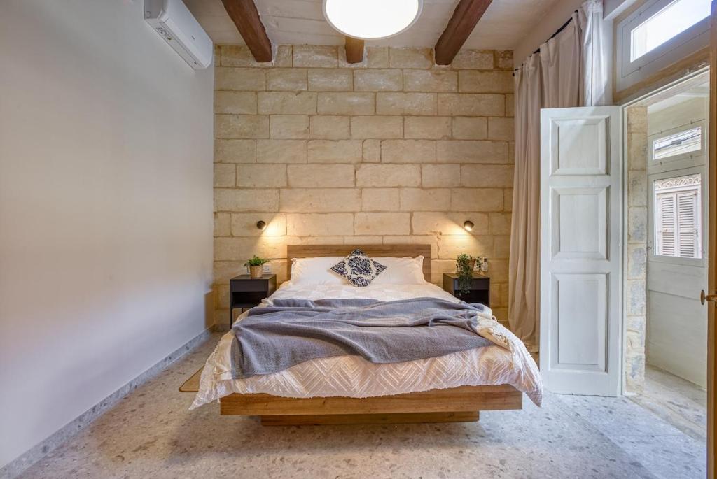 Postel nebo postele na pokoji v ubytování Exclusive 2BR Sliema Townhouse with Garden