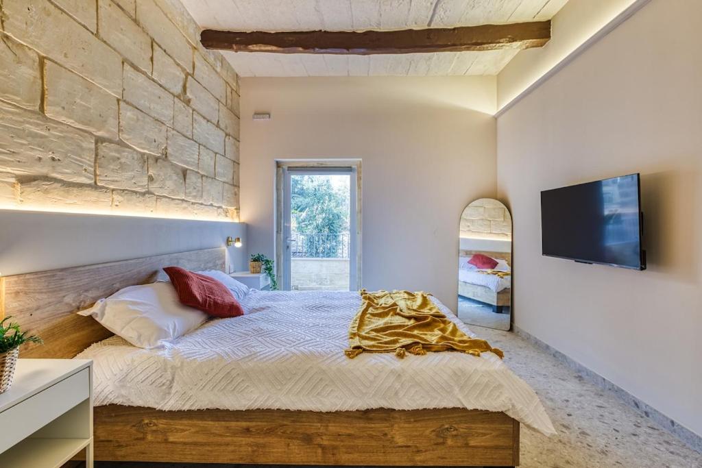 TV a/nebo společenská místnost v ubytování Exclusive 2BR Sliema Townhouse with Garden