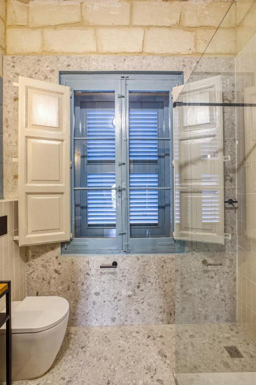 Koupelna v ubytování Exclusive 2BR Sliema Townhouse with Garden