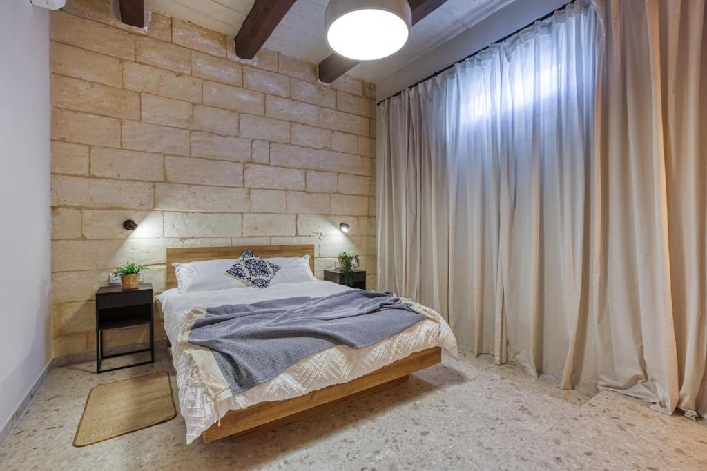 Postel nebo postele na pokoji v ubytování Exclusive 2BR Sliema Townhouse with Garden