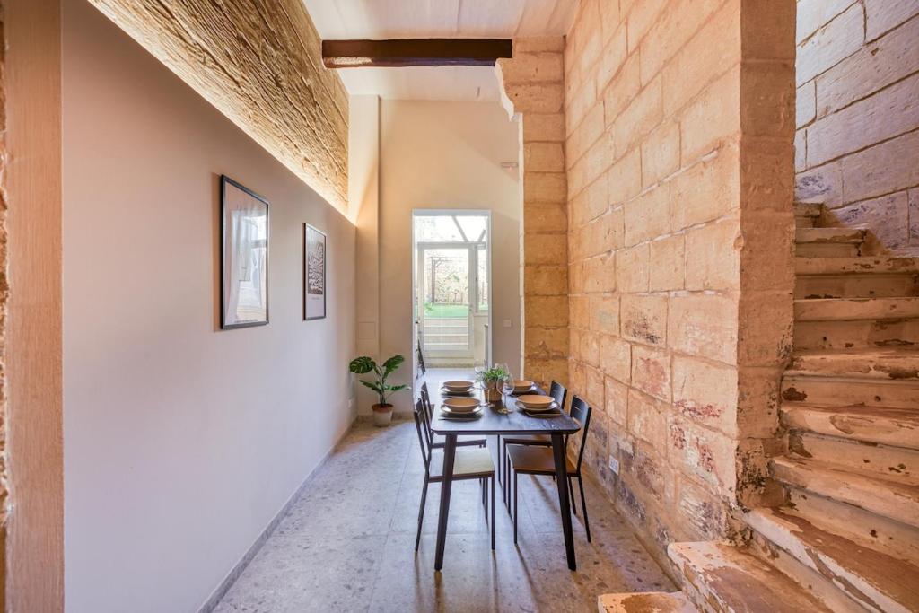 Posezení v ubytování Exclusive 2BR Sliema Townhouse with Garden