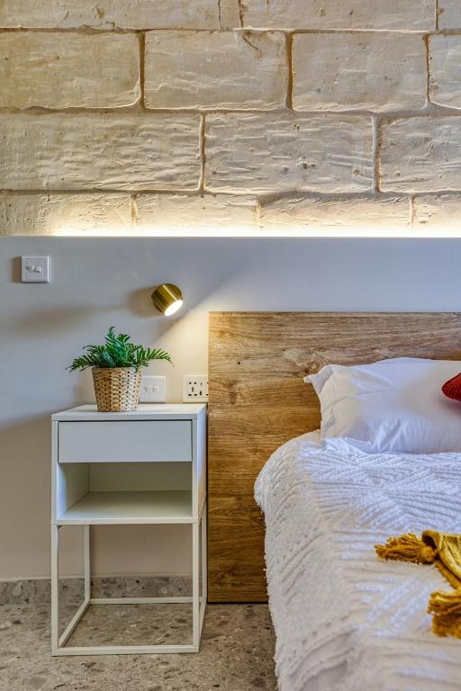Postel nebo postele na pokoji v ubytování Exclusive 2BR Sliema Townhouse with Garden