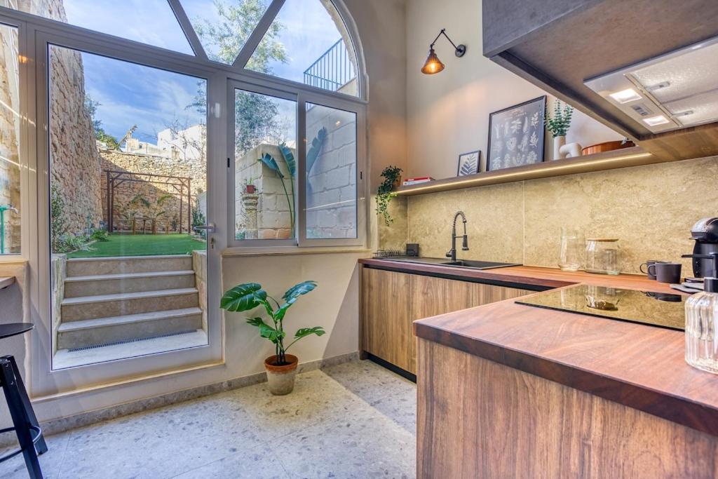 Kuchyň nebo kuchyňský kout v ubytování Exclusive 2BR Sliema Townhouse with Garden