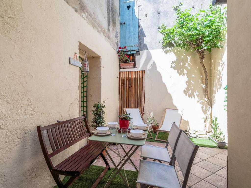 une table et des chaises assises sur une terrasse dans l'établissement Le Cordouan, au centre ville, à La Rochelle