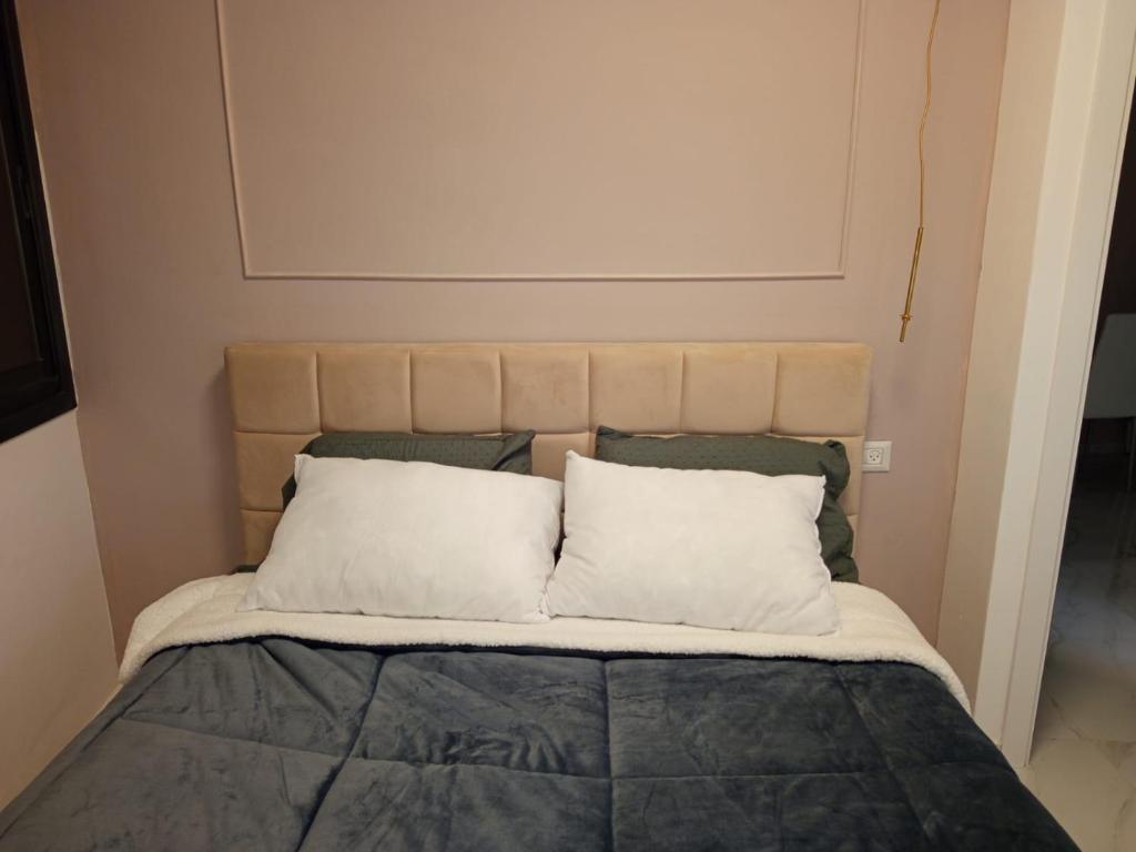 Postel nebo postele na pokoji v ubytování PERGOLA HOUSE 3 BDR heart