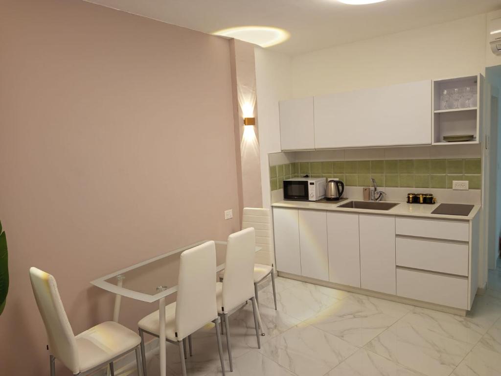 Kuchyň nebo kuchyňský kout v ubytování PERGOLA HOUSE 3 BDR heart