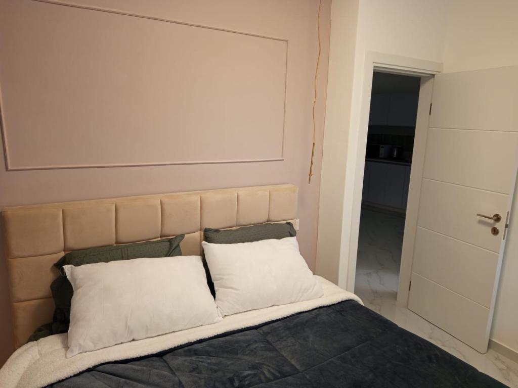 Postel nebo postele na pokoji v ubytování PERGOLA HOUSE 3 BDR heart
