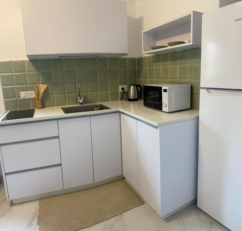 Kuchyň nebo kuchyňský kout v ubytování PERGOLA HOUSE 3 BDR heart