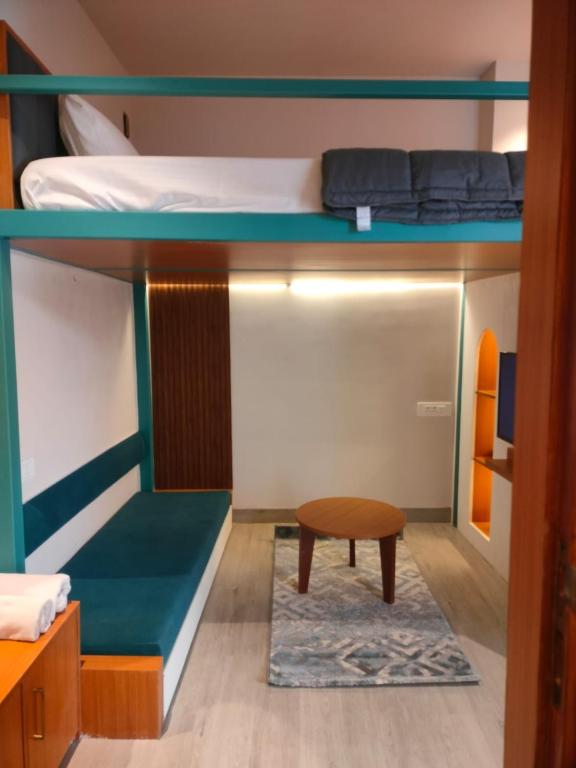 Postel nebo postele na pokoji v ubytování Joey's Hostel Agra - 200m from Taj Mahal