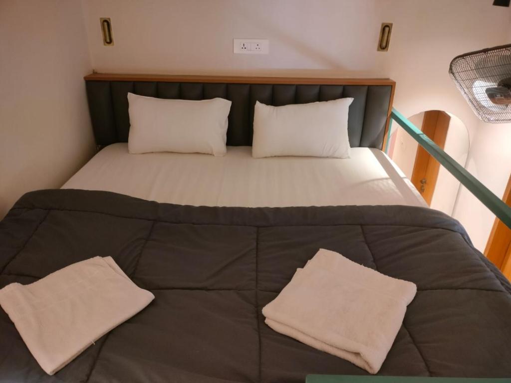 Postel nebo postele na pokoji v ubytování Joey's Hostel Agra - 200m from Taj Mahal