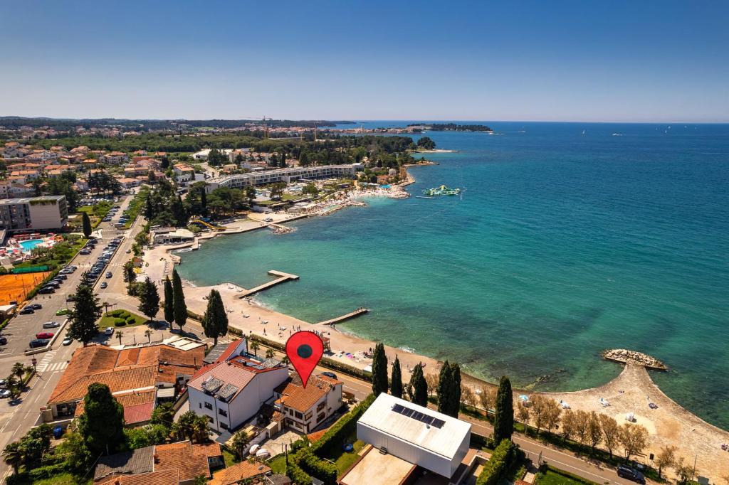 uma vista aérea de uma praia com um marcador vermelho em Beach House - Sea Breeze em Poreč
