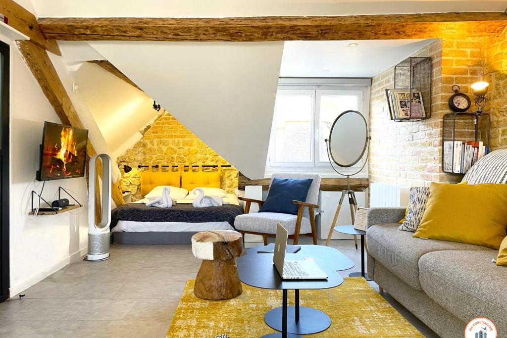 un salon avec un lit et un canapé dans l'établissement Loft - Echappée Mer - Casino 50m, à Trouville-sur-Mer