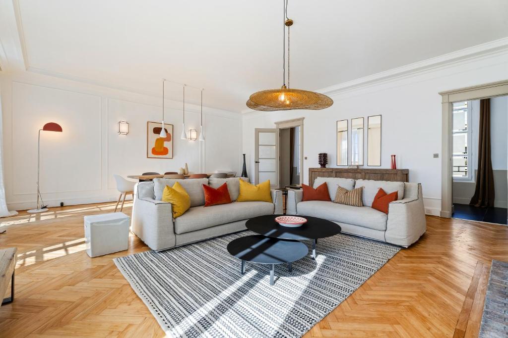 ニースにあるNice Renting - VICTOR - Historic Palace Luxury 3 Bedrooms Parkingのソファとテーブルのあるリビングルーム