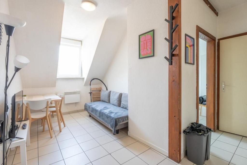 un salon avec un canapé et une table dans l'établissement Bel appartement 4Pers Stationnement Gratuit Centre, à Mulhouse