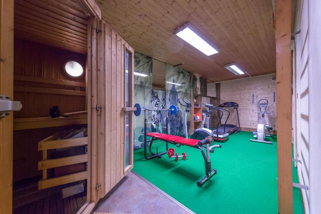Fitness centrum a/nebo fitness zařízení v ubytování Logis Hotel Gai Soleil