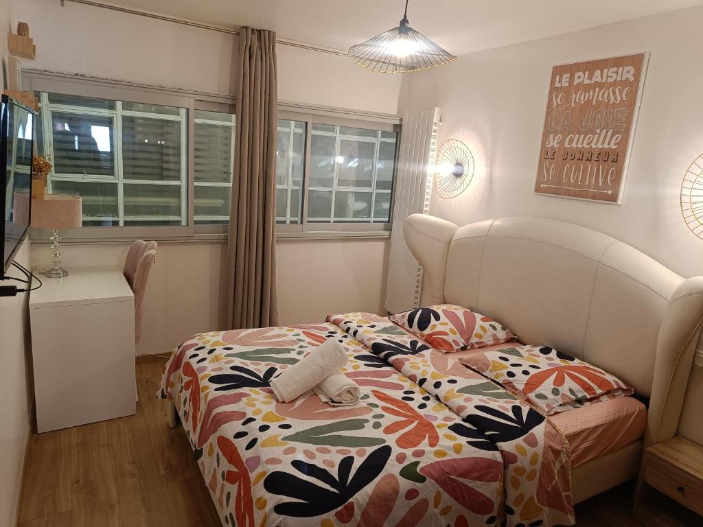 une chambre avec un lit avec une couette dessus dans l'établissement Chambre d'hôte confort - proximité directe Genève, à Annemasse