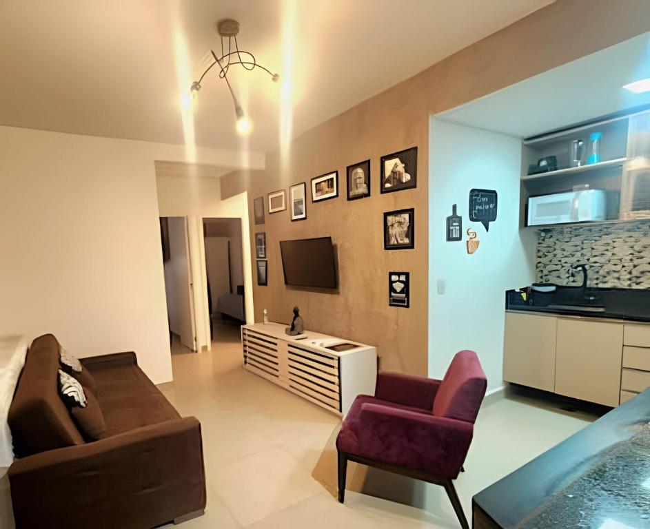 a living room with a couch and a chair at 2 DTS - Bela Vista - espaçoso + aconchegante in Sao Paulo