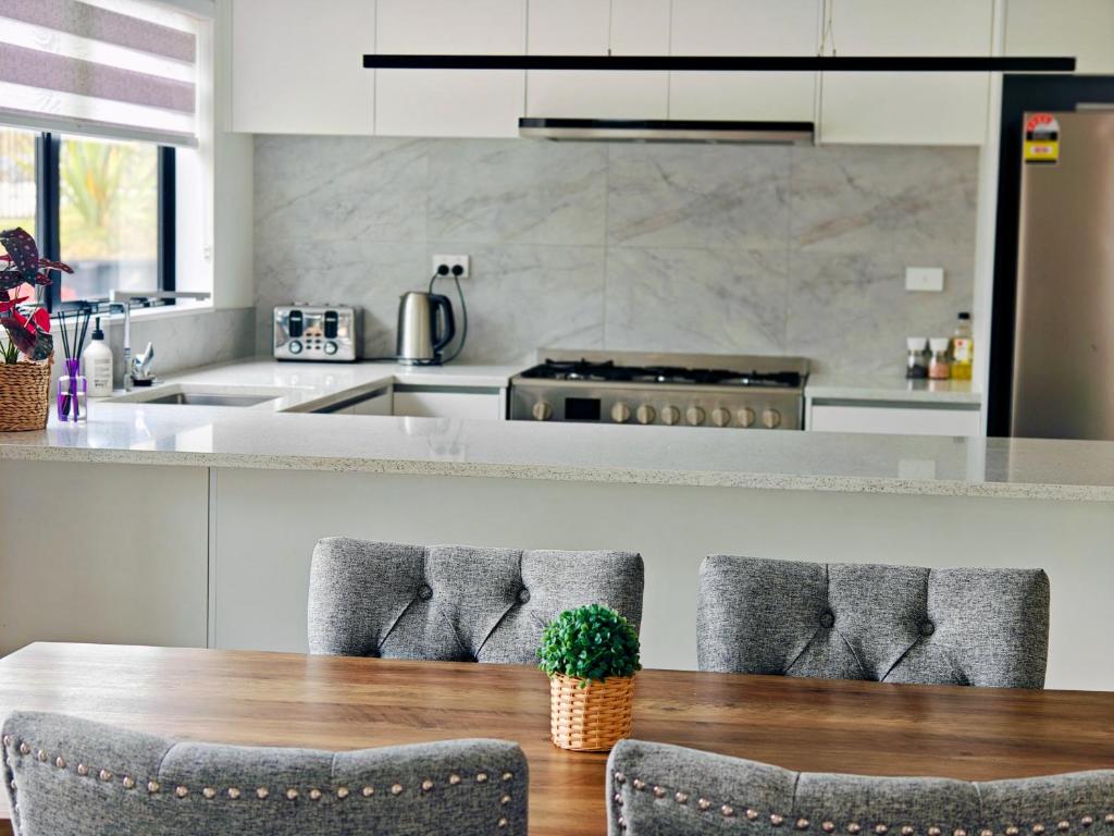 Cheerful Spanking New House with 3 Bds 2 and half Bath - Resim 4