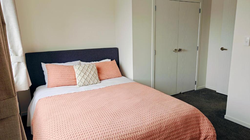 Cheerful Spanking New House with 3 Bds 2 and half Bath - Resim 15